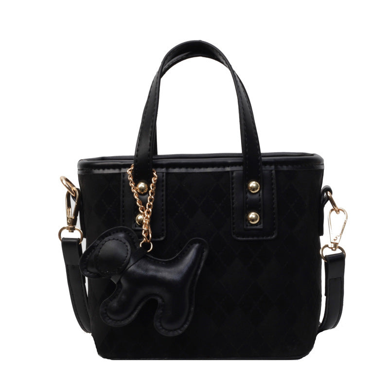 Damen modische Handtasche mit einzigartigem Querdesign und charmantem Tieranhänger Nord Taschen