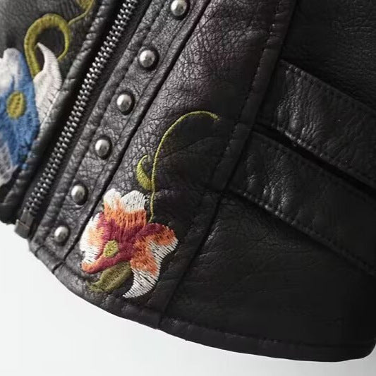 Damen Kurz‑Bikerjacke aus veganer Lederoptik mit bestickten Blumenapplikationen und Nieten Nord Taschen