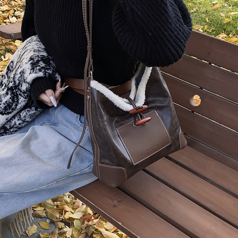 Damen handgefertigte Beuteltasche aus weichem Kunstleder mit gemütlichem Fleecefutter Nord Taschen