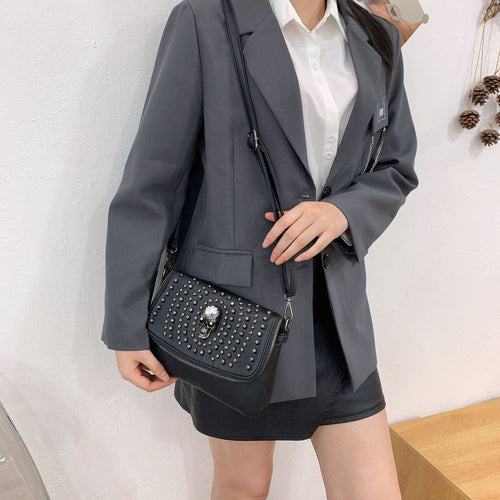 Damen Clutch mit verspieltem Totenkopf-Design und dekorativen Nieten Nord Taschen