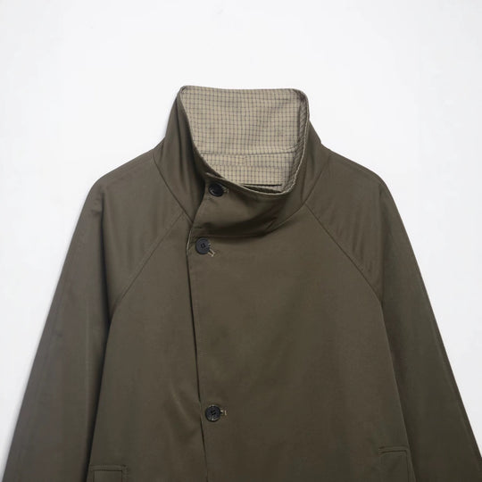 Damen kurzes Cape‑Mantel mit hohem Stehkragen, verdeckter Knopfleiste und Eingrifftaschen Nord Taschen