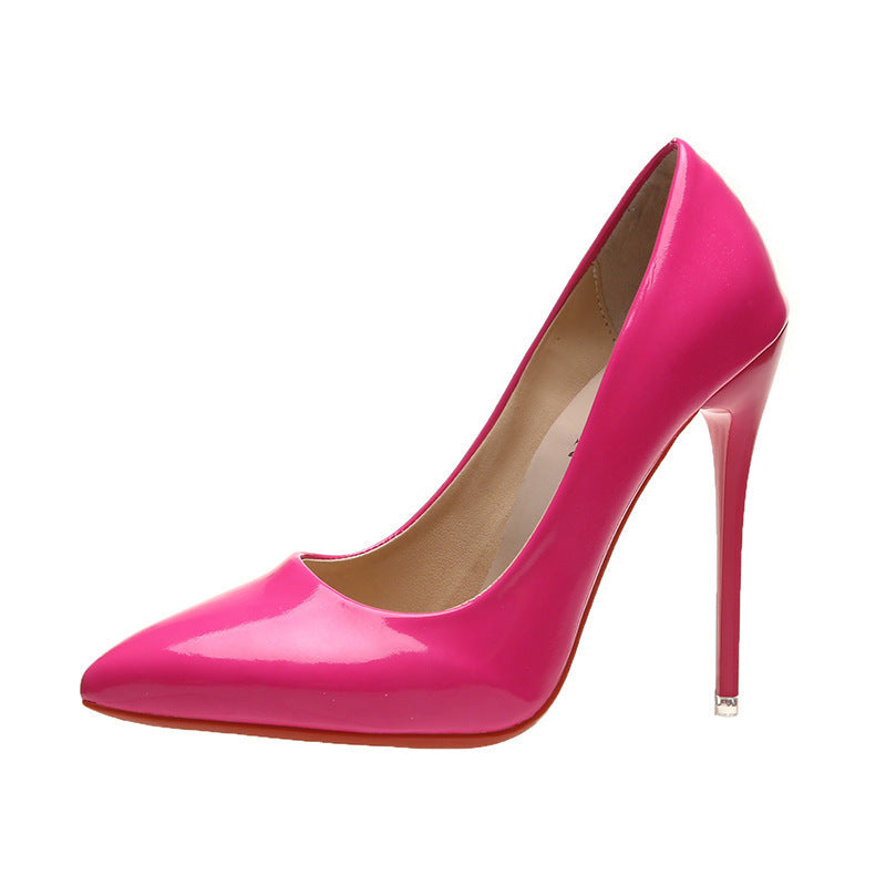 Damen elegante High Heels mit spitz zulaufender Zehenpartie und glänzender Oberfläche