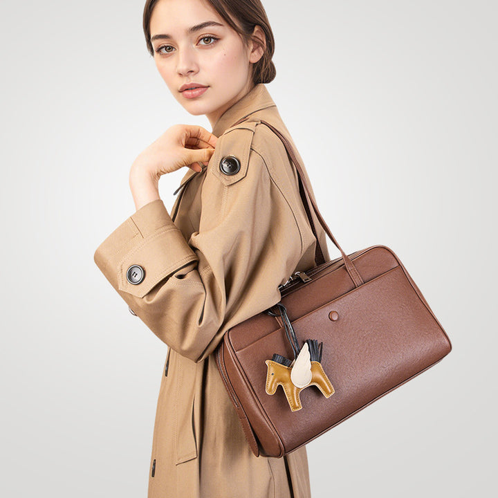 Damen Handtasche im eleganten Design mit verspieltem Anhänger Nord Taschen