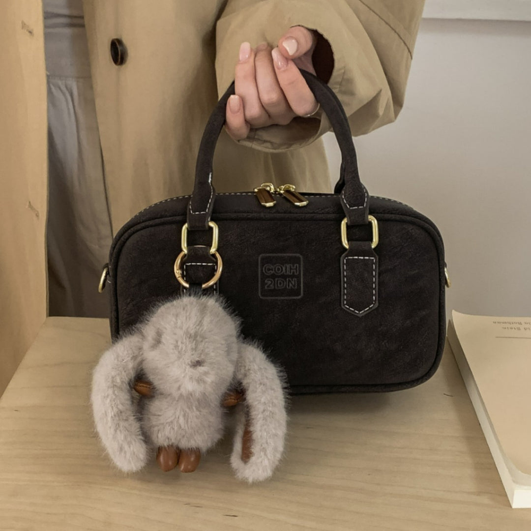 Damen klassische Umhängetasche mit verspieltem Plüsch-Anhänger Nord Taschen
