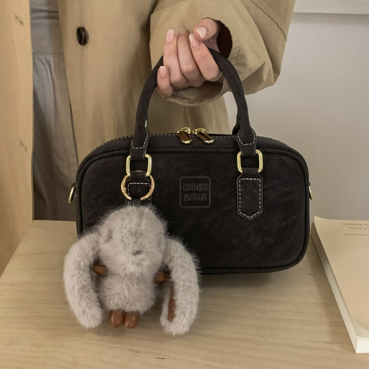 Damen klassische Umhängetasche mit verspieltem Plüsch-Anhänger Nord Taschen