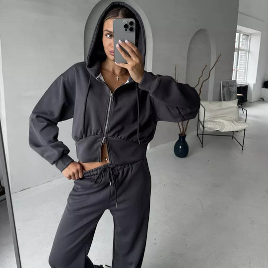 Damen gekürzte Zip-Kapuzenjacke mit formender Taillennaht und relaxed High-Waist Loungehose Nord Taschen