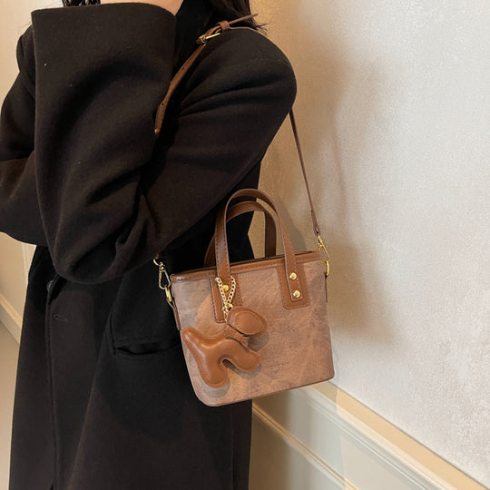 Damen Mini-Tasche aus hochwertigem Material mit abnehmbarem Witz-Anhänger | Nord Taschen