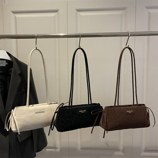 Damen elegante Clutch-Tasche mit verspieltem Anhänger Nord Taschen
