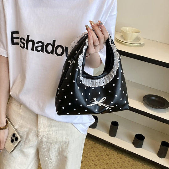 Damen Hobo-Tasche aus hochwertigem Kunstleder mit verspieltem Rüschendesign Nord Taschen