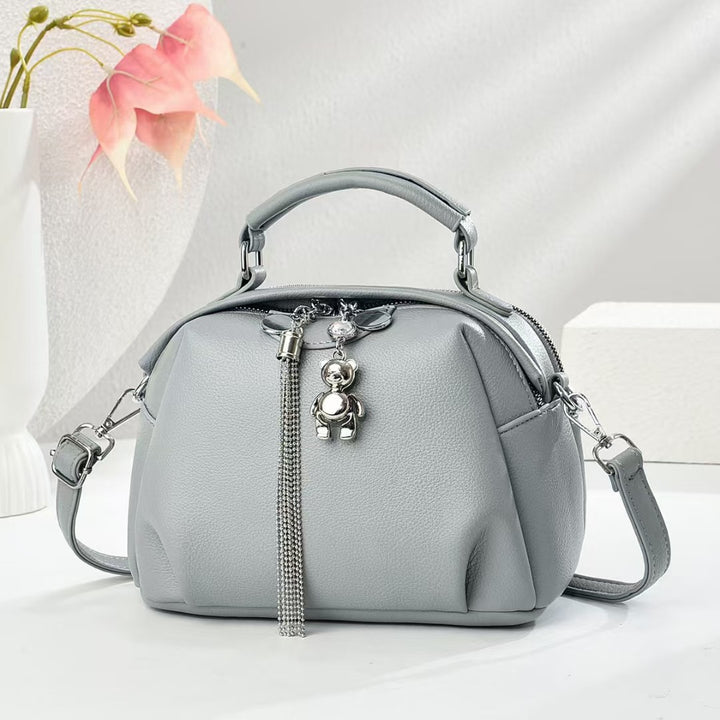 Damen Handtasche mit dekorativem Teddy-Anhänger und strukturierter Oberfläche Nord Taschen