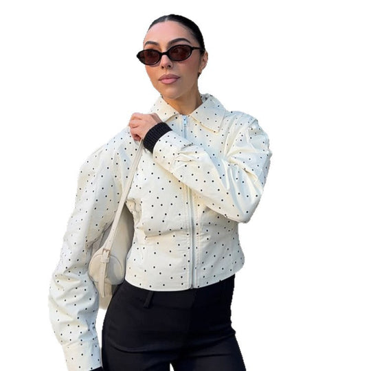 Damen Taillierte Kurzjacke mit Polka‑Dot Perforation, Hemdkragen und verdecktem Reißverschluss Nord Taschen