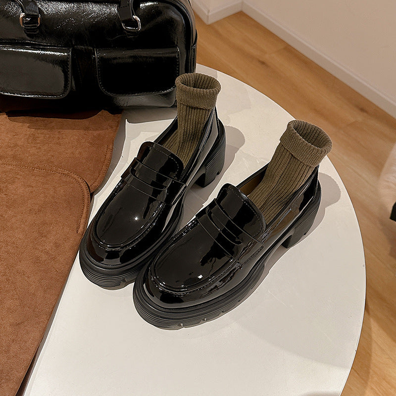 Damen Chunky‑Pennyloafer in Lackoptik mit gezahnter Lug‑Sohle und gepolstertem Komfortfutter Nord Taschen