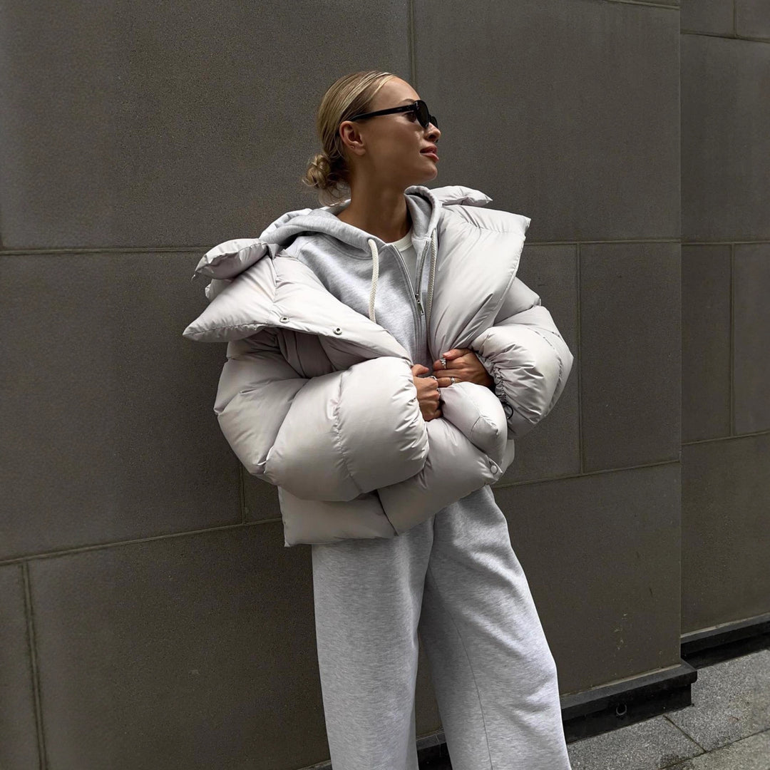 Damen extravagante Oversize Steppdaunenjacke mit extravoluminöser Kapuze Nord Taschen