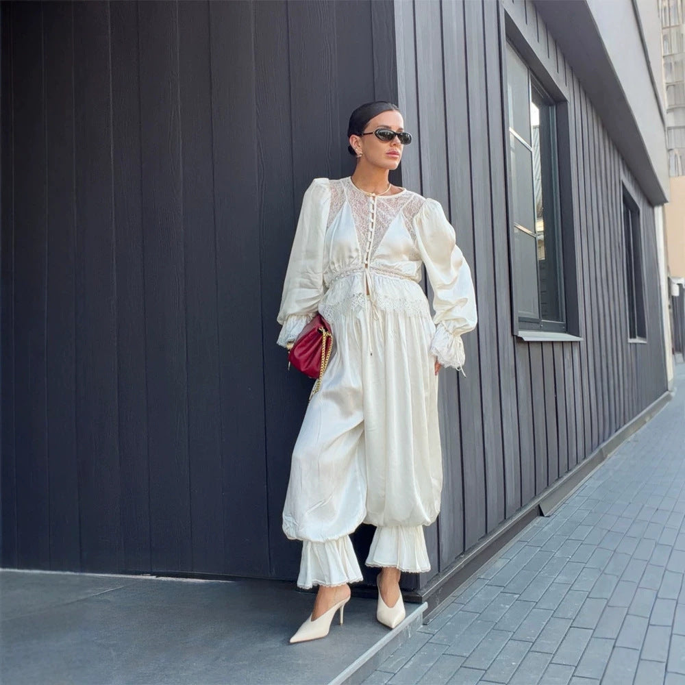 Damen Einteiliger Satin-Overall mit Spitzen‑Yoke, Puffärmeln und voluminöser Haremshose Nord Taschen