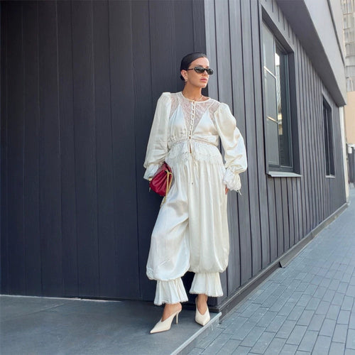 Damen Einteiliger Satin-Overall mit Spitzen‑Yoke, Puffärmeln und voluminöser Haremshose Nord Taschen