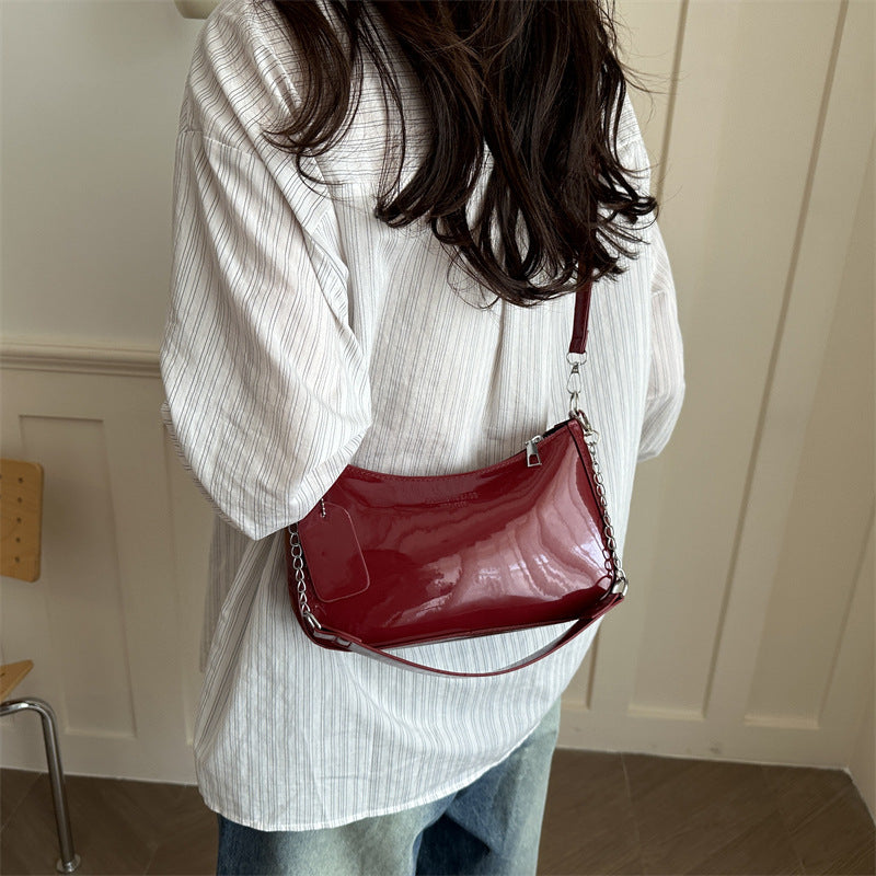 Damen elegante Umhängetasche mit glänzender Lackoberfläche Nord Taschen
