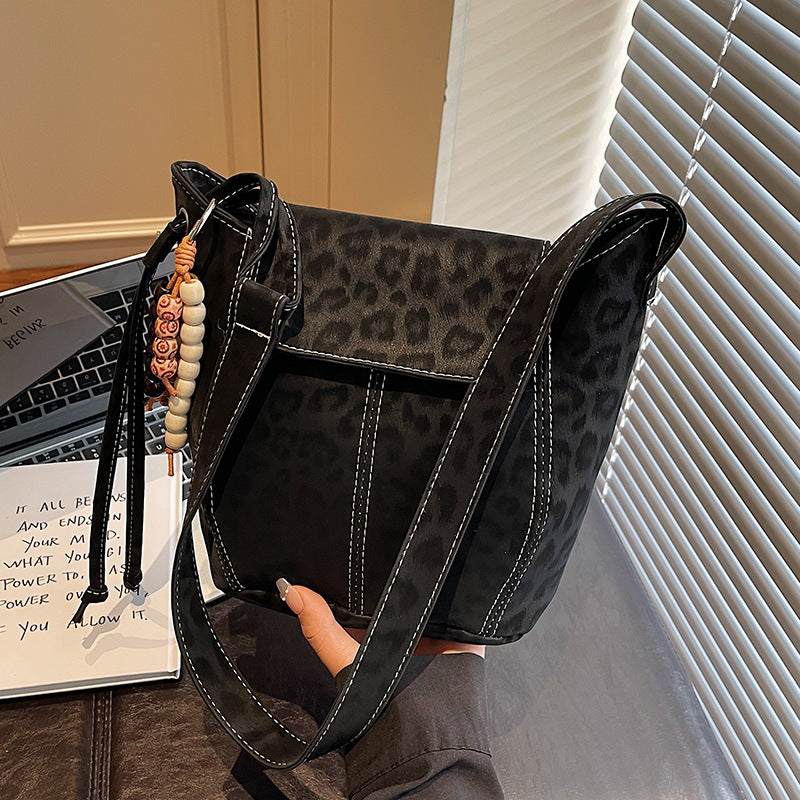 Damen Umhängetasche mit elegantem Leo-Muster und charmanten Details Nord Taschen