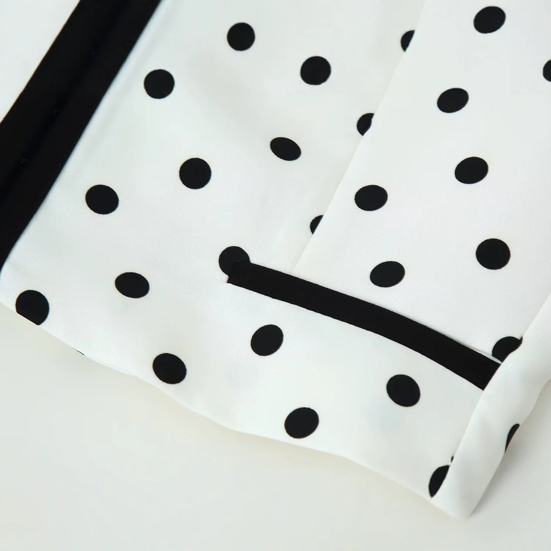 Damen Kurzblazer im Punkte-Design mit schwarzer Kontrastpaspel und Rundhalsausschnitt Nord Taschen
