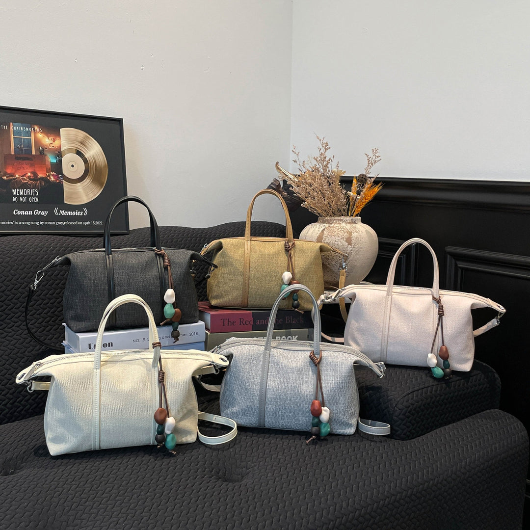 Damen elegante Handtasche aus strukturiertem Material mit verspieltem Anhänger Nord Taschen