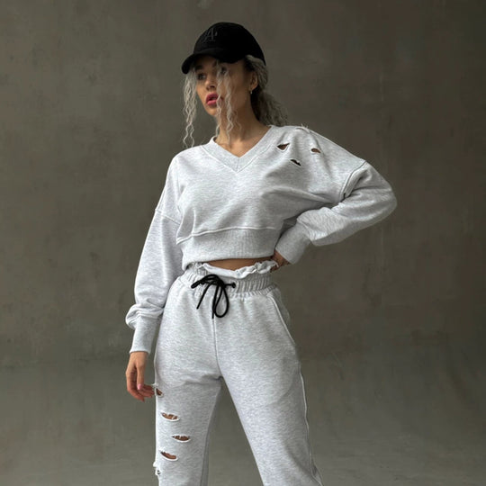 Damen kurzgeschnittenes Sweat-Set mit V-Ausschnitt, Rüschenbund Highwaist Jogginghose und Distressed-Details Nord Taschen