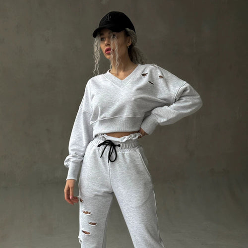 Damen kurzgeschnittenes Sweat-Set mit V-Ausschnitt, Rüschenbund Highwaist Jogginghose und Distressed-Details Nord Taschen