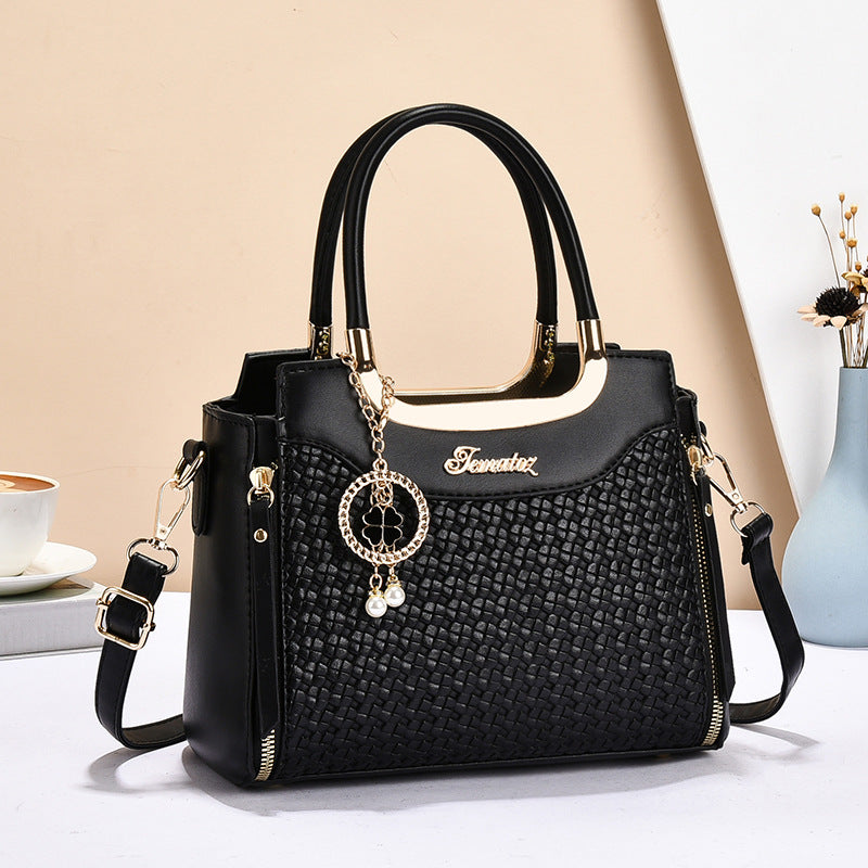 Damen Handtasche mit geflochtenem Design und eleganten Akzenten Nord Taschen