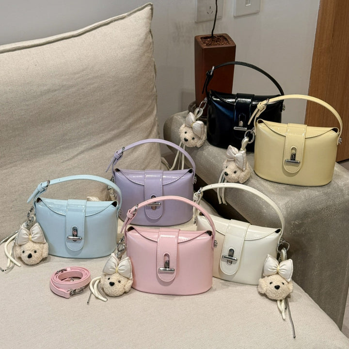 Damen Handtasche im modernen minimalistischen Design mit abnehmbarem Plüschanhänger Nord Taschen