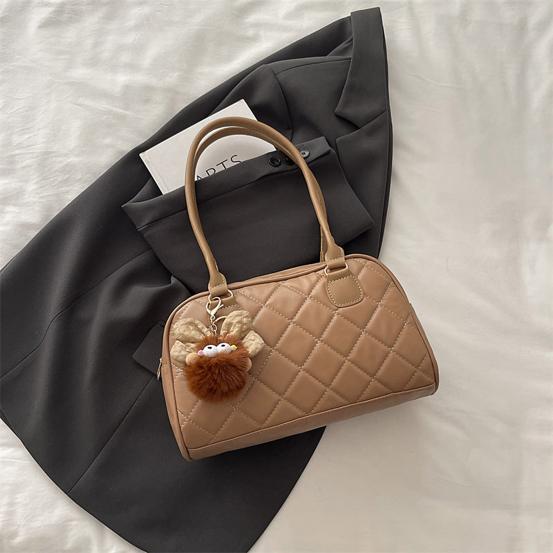Damen modische Handtasche mit gestepptem Design und charmantem Anhänger Nord Taschen
