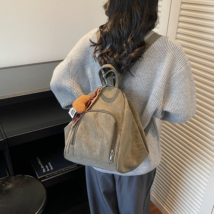 Damen Hobo-Tasche aus weichem Wildleder mit charmantem Anhänger Nord Taschen