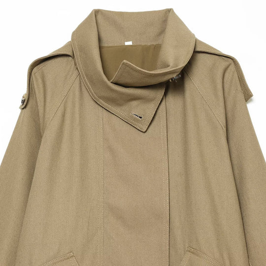 Damen Kurze Oversized Cape-Trenchjacke mit hohem Funnelkragen und Utility‑Pattentaschen Nord Taschen