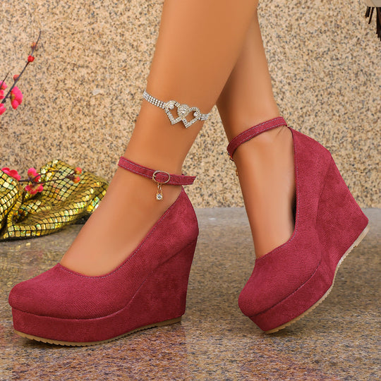 Damen Wedge-Pumps mit zierlichem Riemen und glänzendem Akzent Nord Taschen