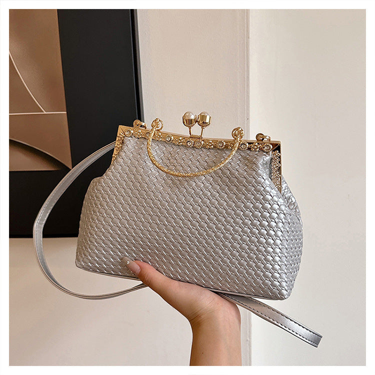 Damen elegante Handtasche mit glamourösen Kettenakzenten Nord Taschen