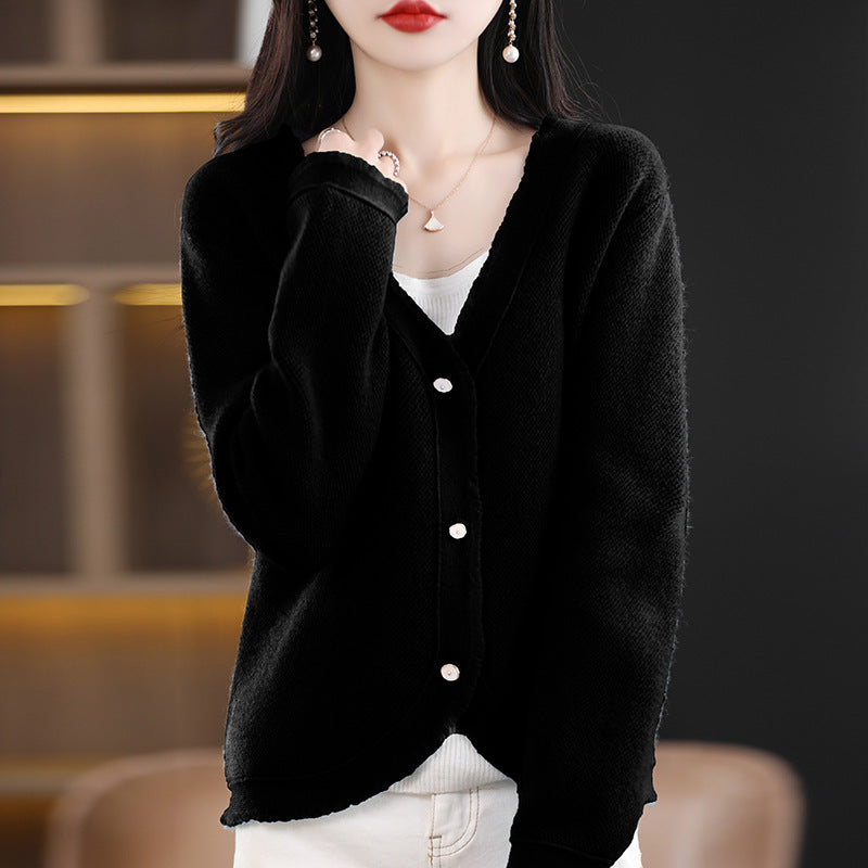 Damen Kurzgeschnittener V‑Ausschnitt‑Cardigan mit feinem Flor und Perlmuttknöpfen Nord Taschen