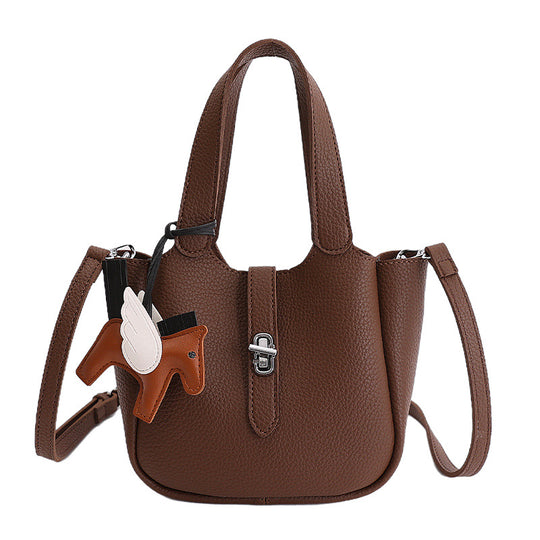 Damen Handtasche aus strukturiertem Kunstleder mit abnehmbarem Anhänger Nord Taschen