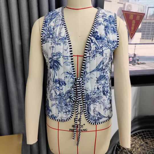 Damen Patchwork‑Weste mit Bindeband, gestreifter Innenverarbeitung und Kontrastpaspel Nord Taschen
