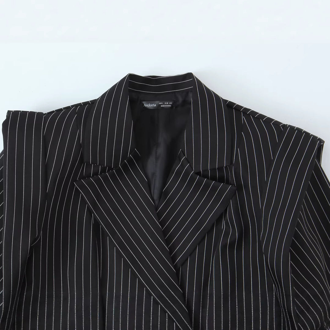 Damen Zweireihiger Oversize-Blazer mit markanten Schulterpolstern und Nadelstreifen Nord Taschen