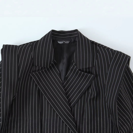 Damen Zweireihiger Oversize-Blazer mit markanten Schulterpolstern und Nadelstreifen Nord Taschen