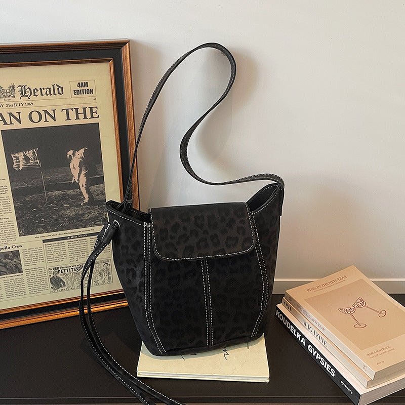 Damen Umhängetasche mit elegantem Leo-Muster und charmanten Details Nord Taschen