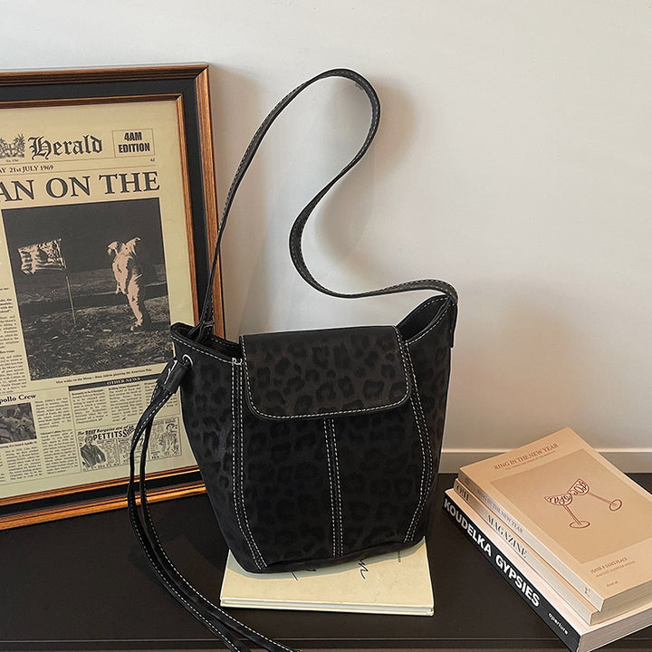 Damen Umhängetasche mit elegantem Leo-Muster und charmanten Details Nord Taschen