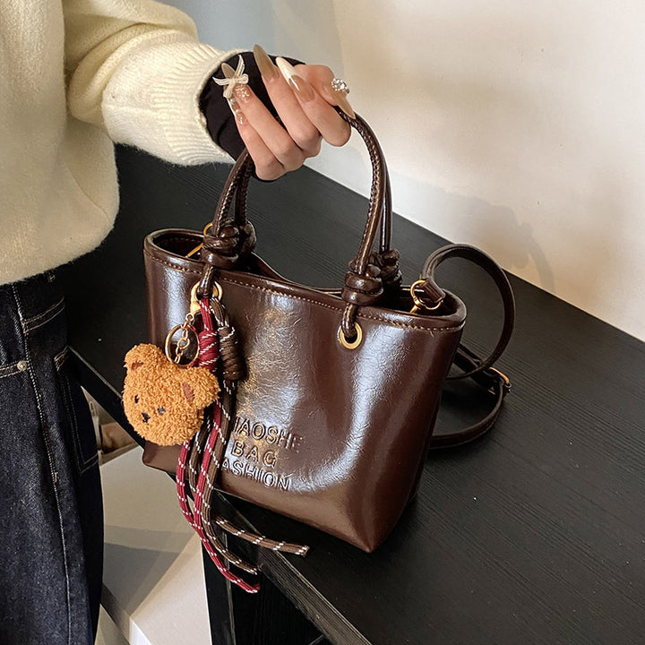 Damen modische Handtasche mit verspieltem Plüschanhänger Nord Taschen
