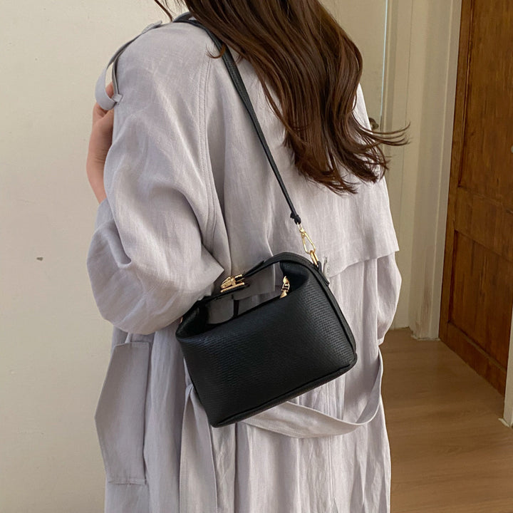 Damen Umhängetasche mit elegantem Design und goldenen Verschlüssen Nord Taschen