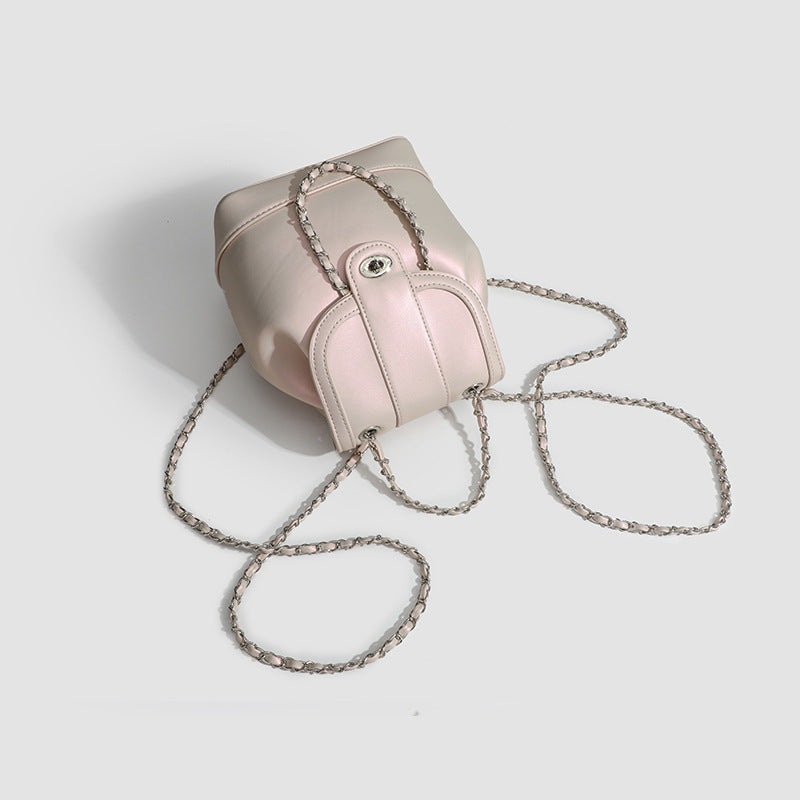 Damen Umhängetasche mit elegantem Kettenhenkel und stilvollem Faltendesign Nord Taschen