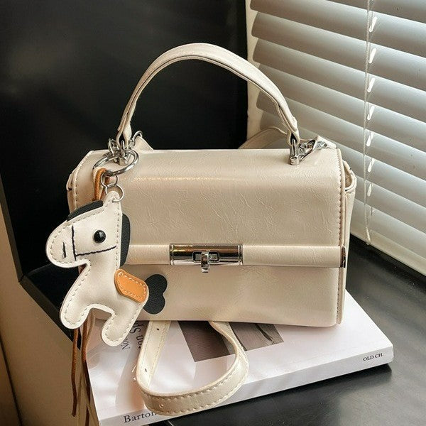 Damen elegante Handtasche im strukturierten Design mit verspieltem Anhänger Nord Taschen