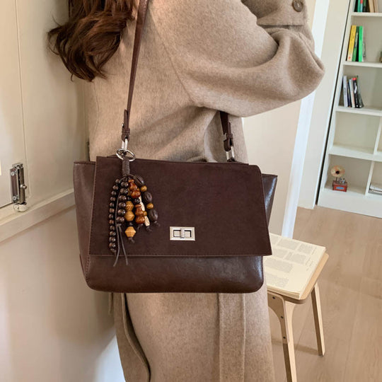 Damen elegante Umhängetasche aus hochwertigem Kunstleder mit verspieltem Anhänger Nord Taschen