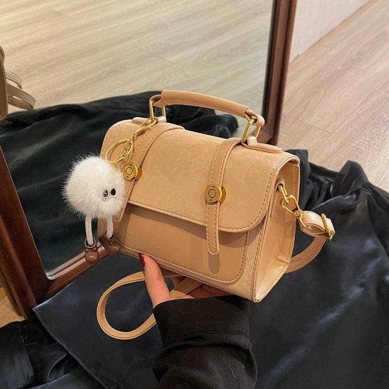 Damen Handtasche mit abnehmbarem Kuschelamhänger | Nord Taschen