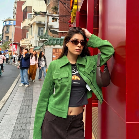 Damen Cropped Veloursjacke mit Hemdkragen, Reißverschluss und Zierringen Nord Taschen