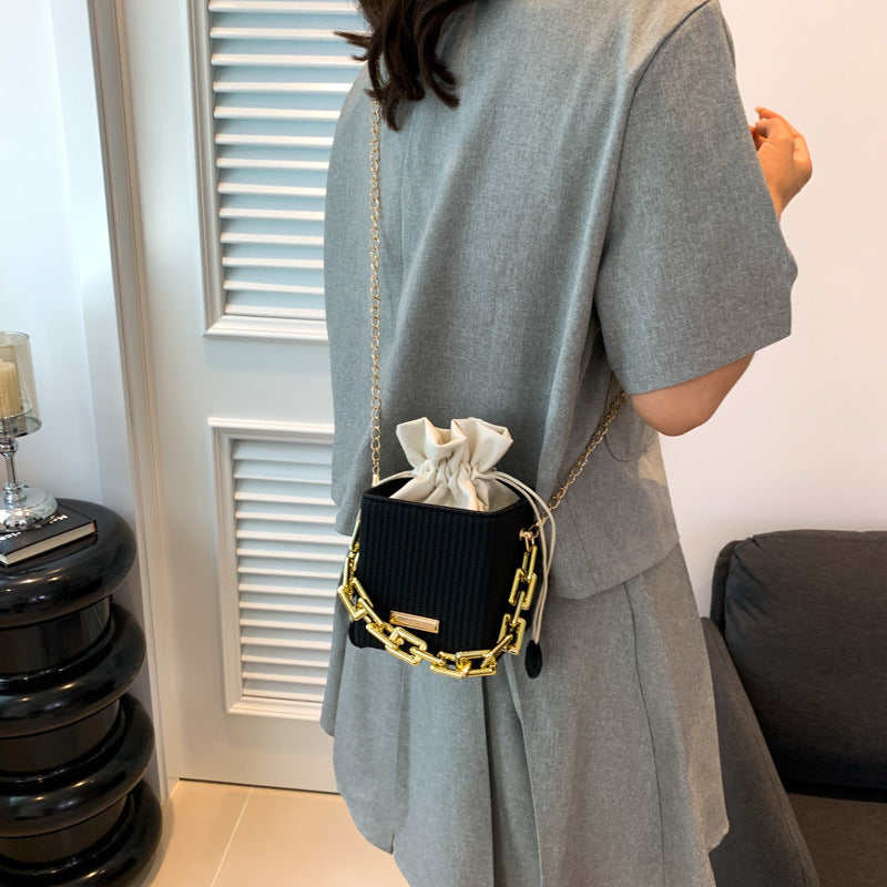 Damen Mini-Handtasche mit einzigartiger Kettenverzierung und klassischem Kordelzug Nord Taschen