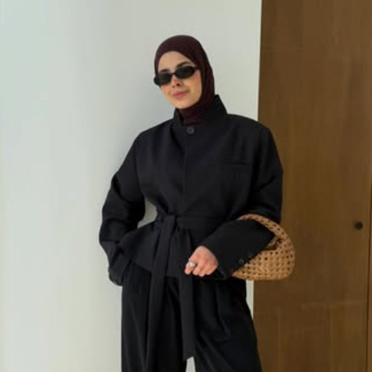 Damen Taillierter kurzgeschnittener Blazer mit Stehkragen, Schößchen und Bindegürtel Nord Taschen