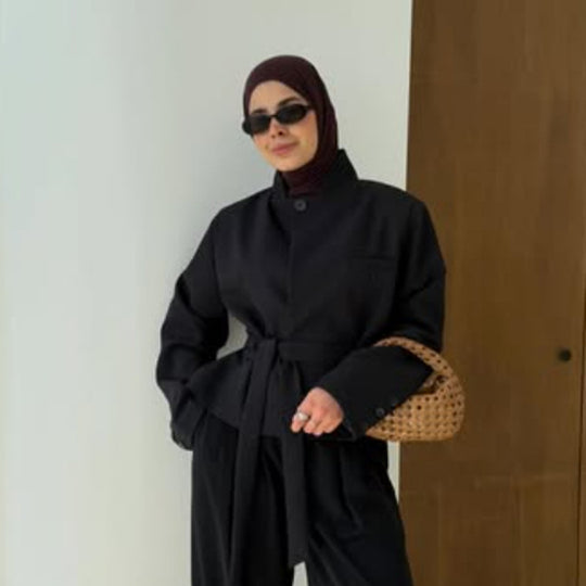 Damen Taillierter kurzgeschnittener Blazer mit Stehkragen, Schößchen und Bindegürtel Nord Taschen