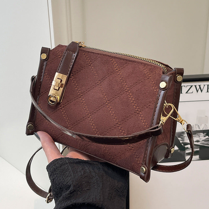 Damen Handtasche mit luxuriösem samtigem Obermaterial und modernen Akzenten Nord Taschen